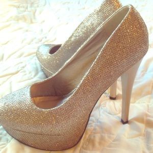 LIKE NEW CHAMPAGNE GOLD HEELS