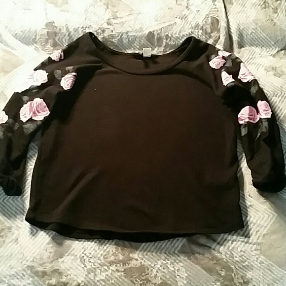 Cropped sweater w/ floral sleeves