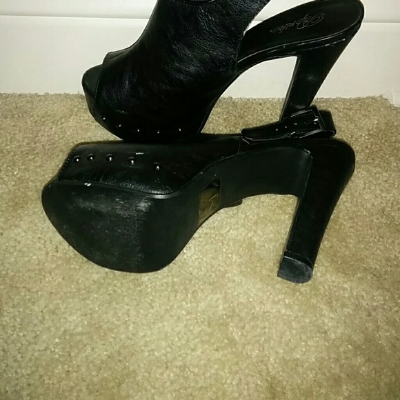 Shoes - Picture 3 of 4