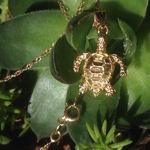 14K YELLOW GOLD  HAWAIIAN SEA TURTLE HONU PENDANT
