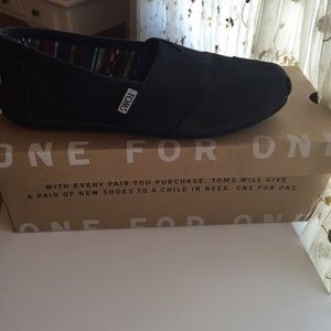 Classic black Toms size 7.5