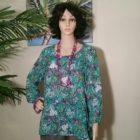 A very attractive longsleeve floral top - Picture 1 of 4