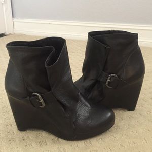 LEATHER BOOTIES