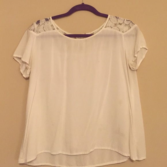 White shirt sleeve shirt