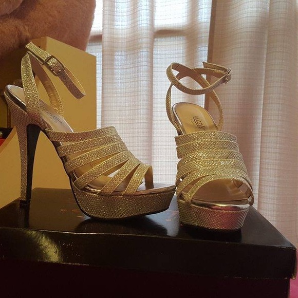 Silver Pumps - Picture 3 of 4