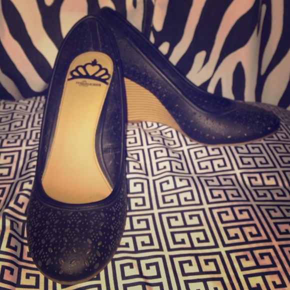 Black and light brown wedges