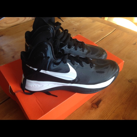 Women's basketball shoes