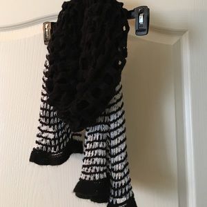 Knit black and white scarf