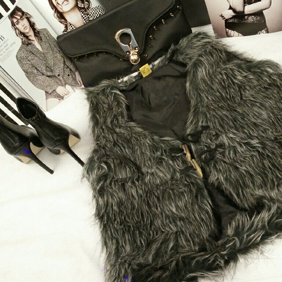 🎉Host Pick🎉Faux Fur Vest - Picture 3 of 4