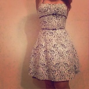 Knee-length printed black and white dress