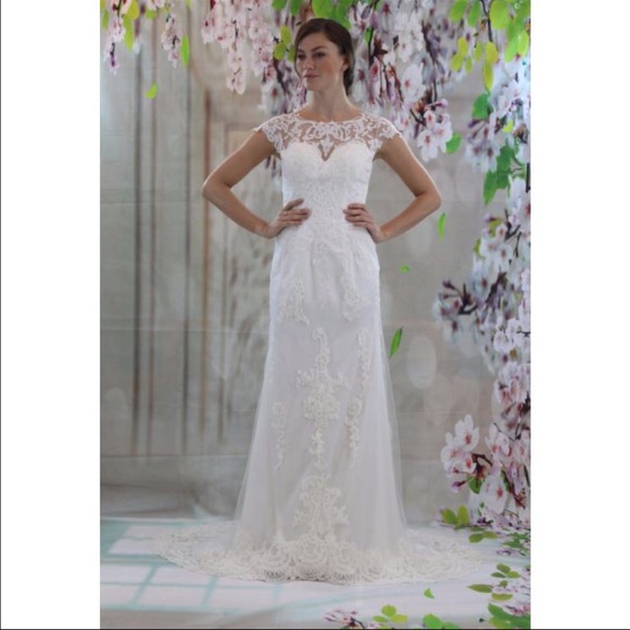Wedding dress - Picture 1 of 4