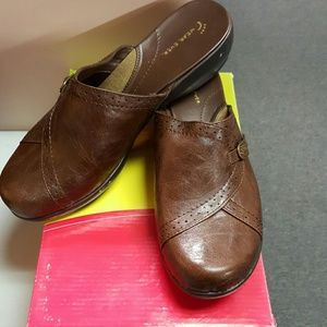 New Wear Ever ladies 10 brown slides