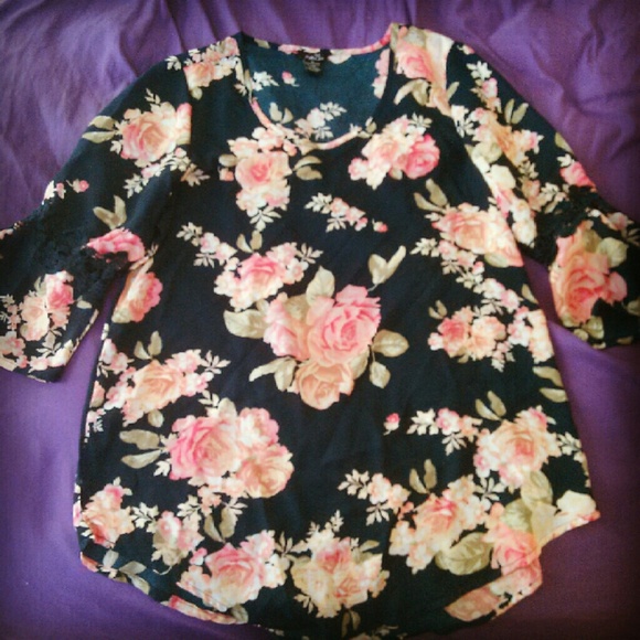 Rue 21 Floral blouse Size M - Picture 1 of 1