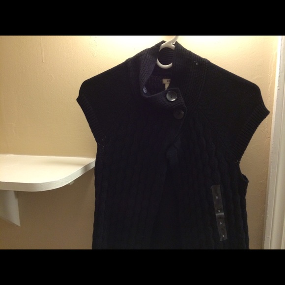 IZOD short sleeve two button sweater/never worn