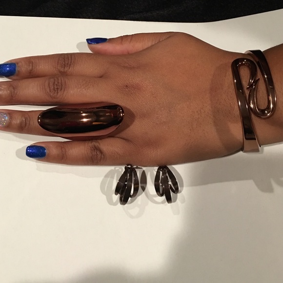 Jewelry - Brown metal bracelet, earrings and ring