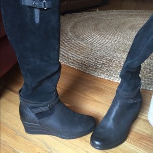 Black Ugg boots.