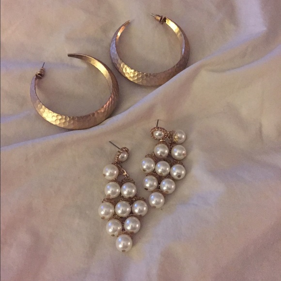 SOLD! ❤️❤️Set of 2 earrings