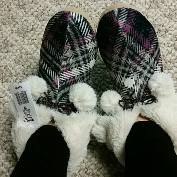 PRICE DROP NWT. CUDDLY DUDS SLIPPERS.