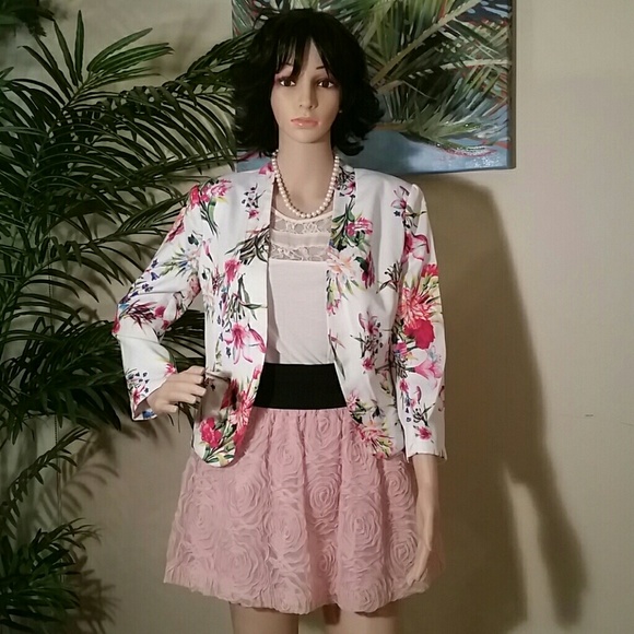 Selling the skirt. .floral 3d