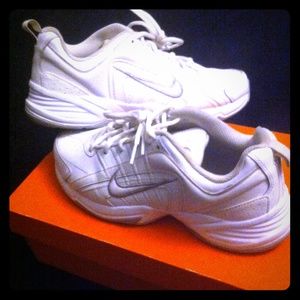 White Nike Woman's athletic shoes (Leather)