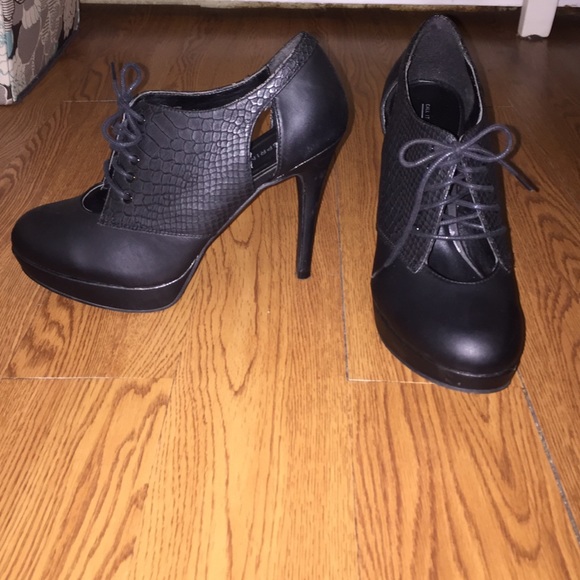 Matte black heeled oxfords w/ croc detail