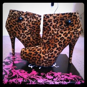 Leopard booties!