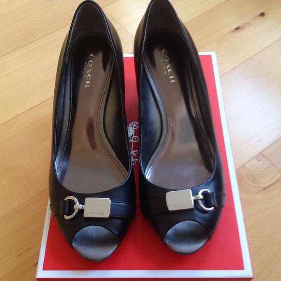 COACH "TEMPLE" SEMI MATT CALF PEEP TOE PUMPS