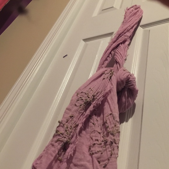 Scarf. - Picture 2 of 4