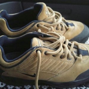 US size 9 mile hiking boots