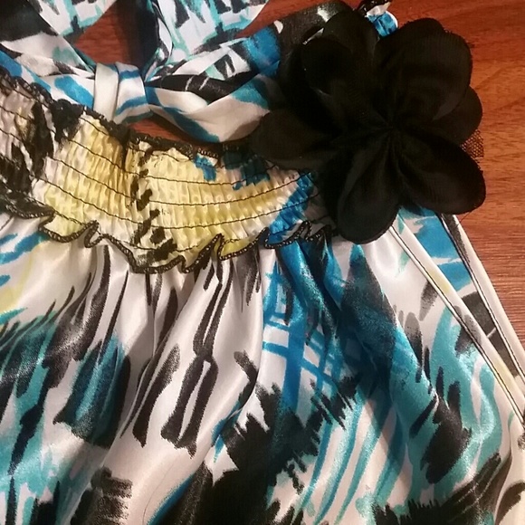 Tank with neck bow