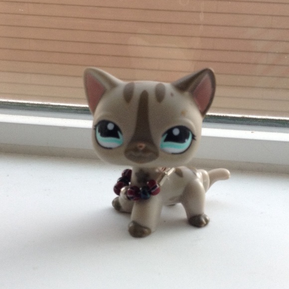 Littlest pet shop necklaces! (Cats not included) - Picture 3 of 3