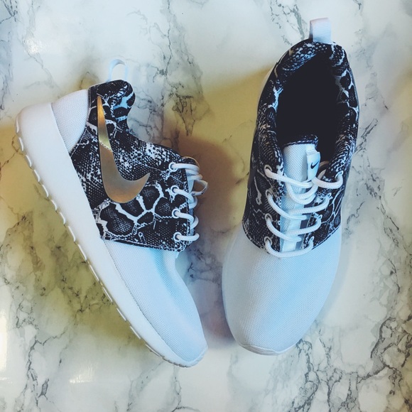 Nike Shoes - Women's Nike Roshe