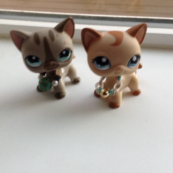 Littlest pet shop necklaces!! (Cats not included) - Picture 2 of 3