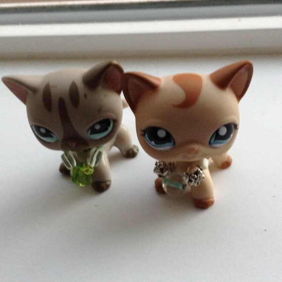 Littlest pet shop necklaces!! (Cats not included) - Picture 3 of 3