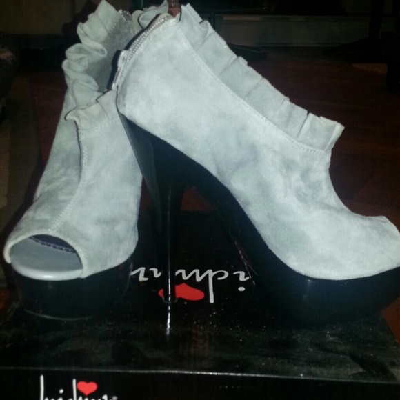 High heel bootie