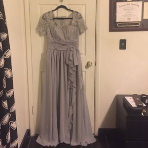 Grey evening gown. Size 10/12. Never worn.