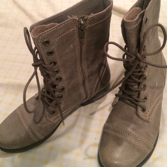 Steve Madden Shoes - Steve Madden brown/grey combat boots 💕