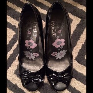 Mudd Patent black pumps! With Bow accent