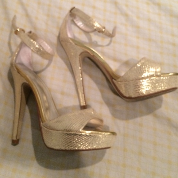 Caparros Shoes - Beautiful gold Heels 💕