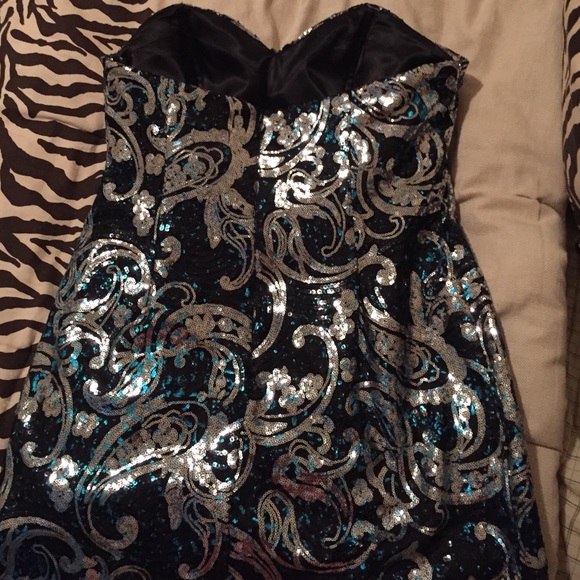 SOLD Partytime Size 18 - Picture 3 of 3