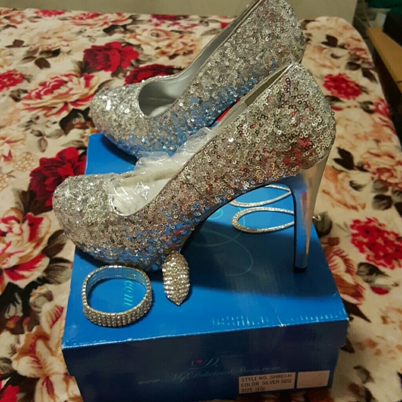 Shoes - Picture 1 of 3