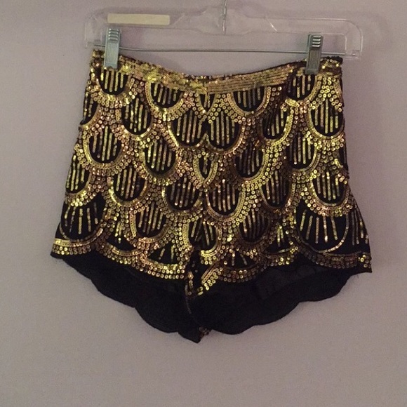 Scalloped sequin shorts - Picture 1 of 4