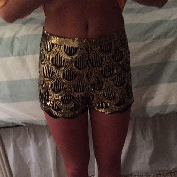 Scalloped sequin shorts - Picture 3 of 4