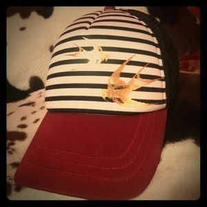 Striped flying birds trucker hat