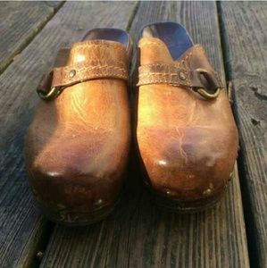 Frye clogs