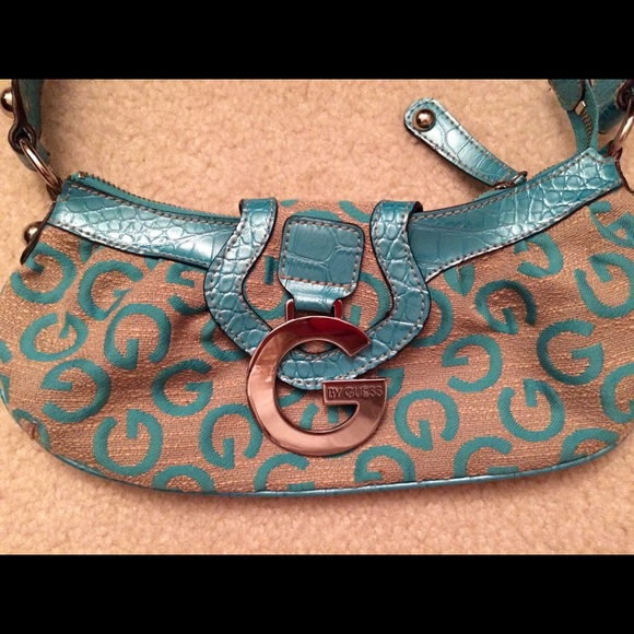 Super cute guess handbag.