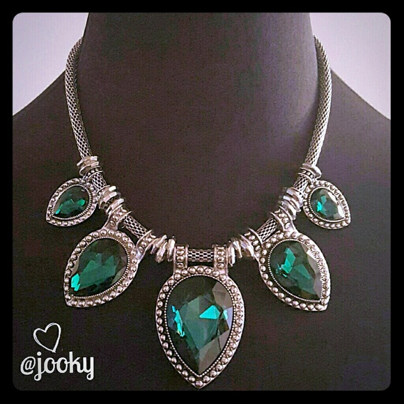 Jewelry - 🎀HP🎀 green crystal teardrops statement necklace