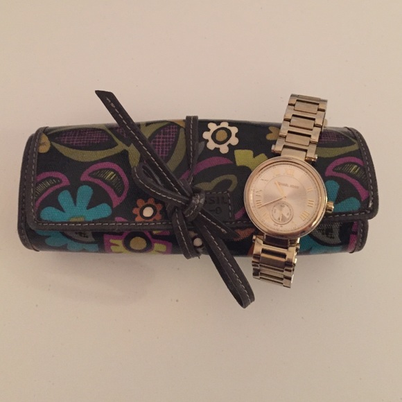 Wrap up jewelry travel case from Fossil.