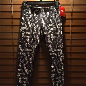 BRAND NEW NIKE LEGGINGS