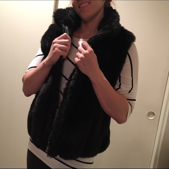 Reversible Warm stylish faux fur vest in black. - Picture 1 of 4